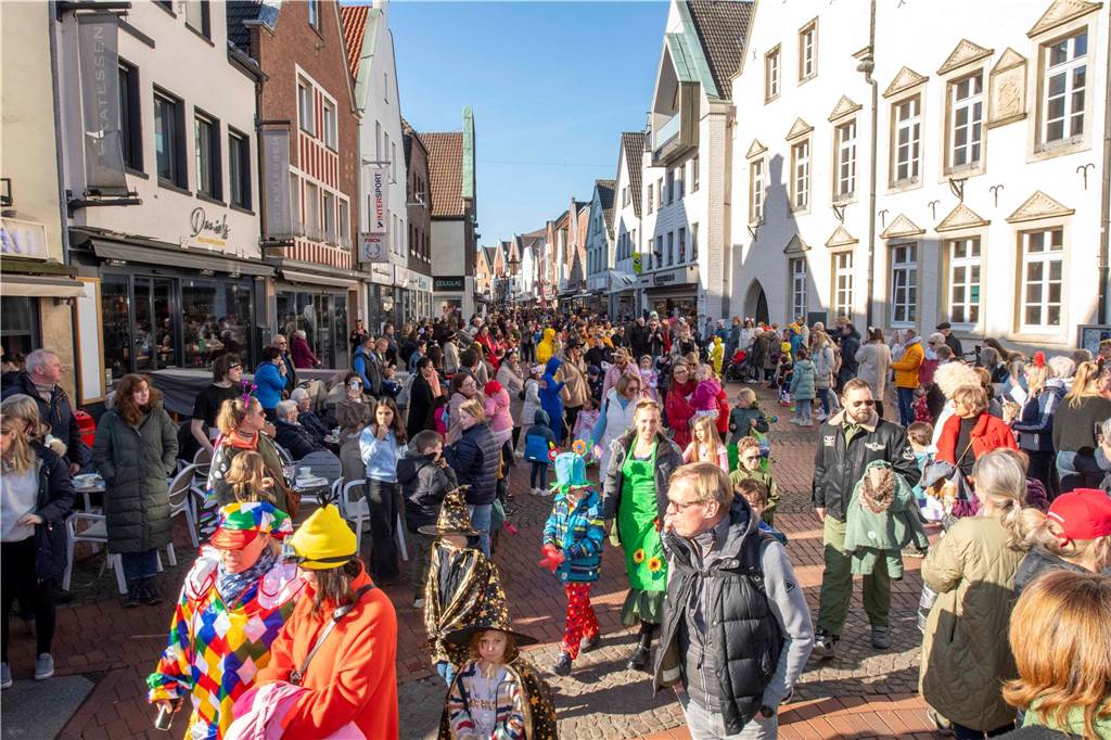 Viele liefen mit beim Kinderkarnevalszug durch Haltern, noch mehr standen am Straßenrand. Die Halterner scheinen etwas vermisst zu haben.