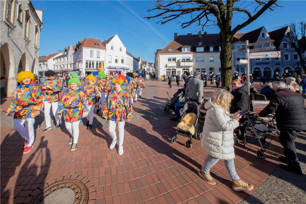 Viele liefen mit beim Kinderkarnevalszug durch Haltern, noch mehr standen am Straßenrand. Die Halterner scheinen etwas vermisst zu haben.