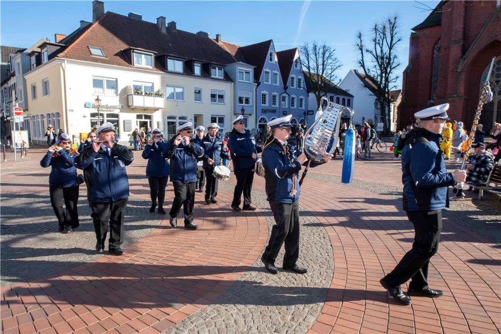 Viele liefen mit beim Kinderkarnevalszug durch Haltern, noch mehr standen am Straßenrand. Die Halterner scheinen etwas vermisst zu haben.