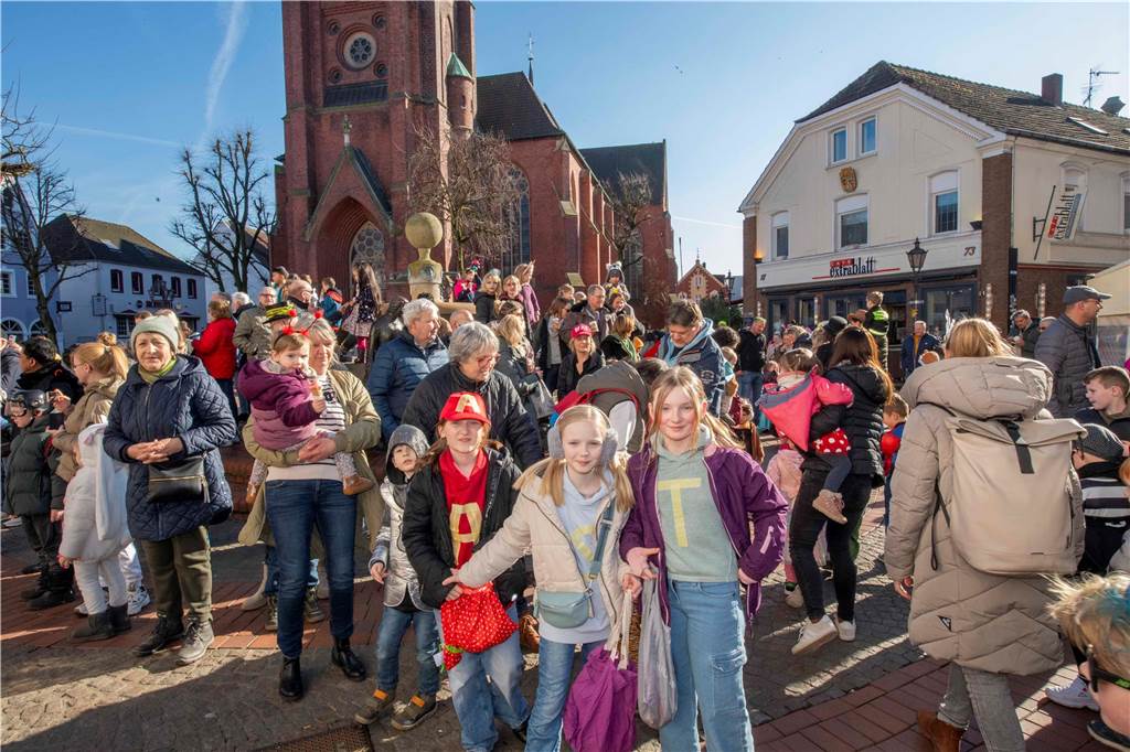 Viele liefen mit beim Kinderkarnevalszug durch Haltern, noch mehr standen am Straßenrand. Die Halterner scheinen etwas vermisst zu haben.