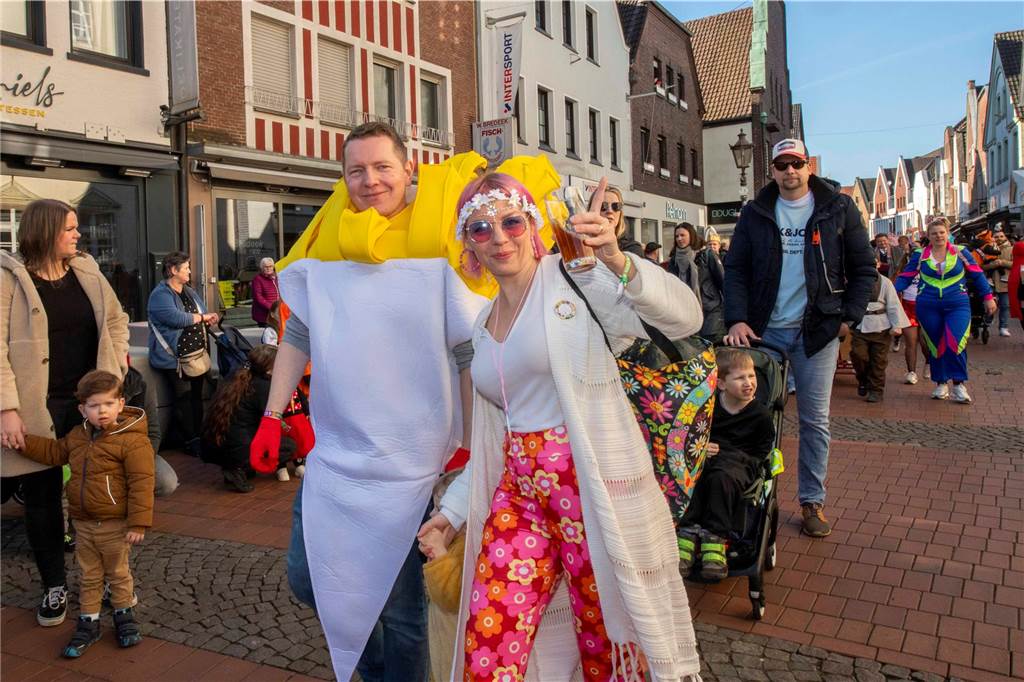 Viele liefen mit beim Kinderkarnevalszug durch Haltern, noch mehr standen am Straßenrand. Die Halterner scheinen etwas vermisst zu haben.