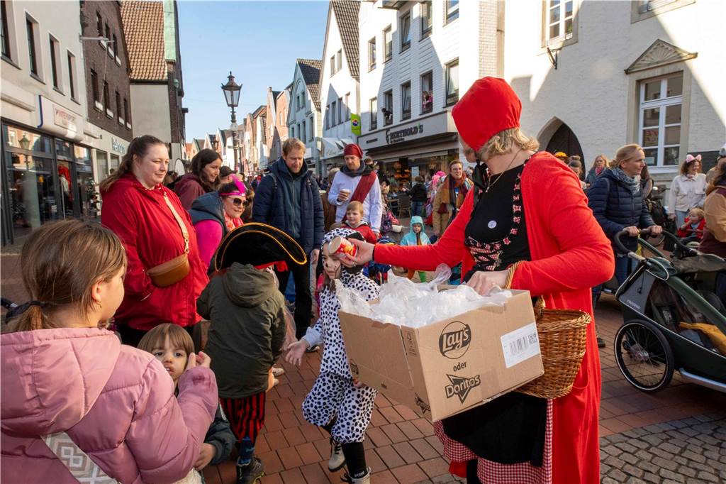 Viele liefen mit beim Kinderkarnevalszug durch Haltern, noch mehr standen am Straßenrand. Die Halterner scheinen etwas vermisst zu haben.