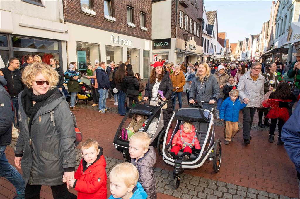 Viele liefen mit beim Kinderkarnevalszug durch Haltern, noch mehr standen am Straßenrand. Die Halterner scheinen etwas vermisst zu haben.