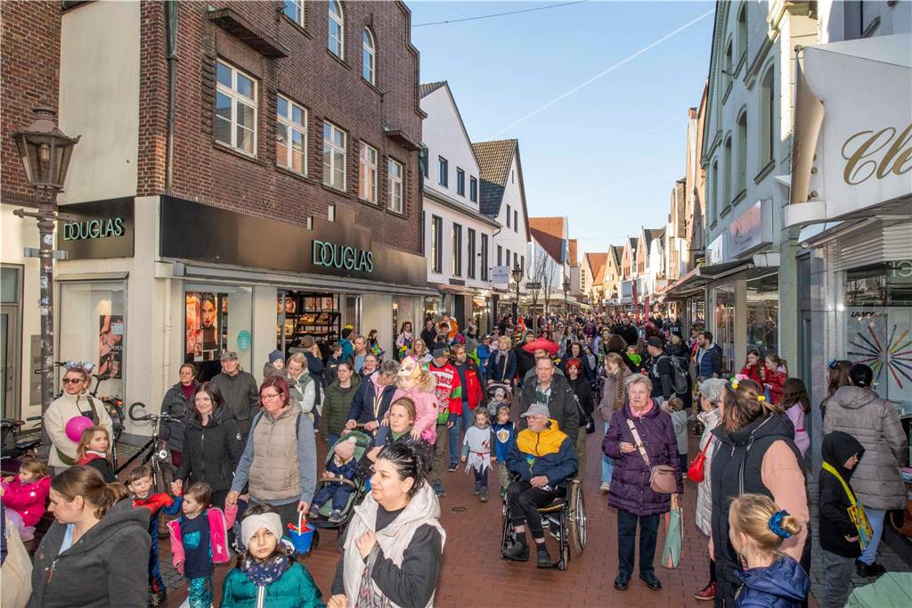 Viele liefen mit beim Kinderkarnevalszug durch Haltern, noch mehr standen am Straßenrand. Die Halterner scheinen etwas vermisst zu haben.