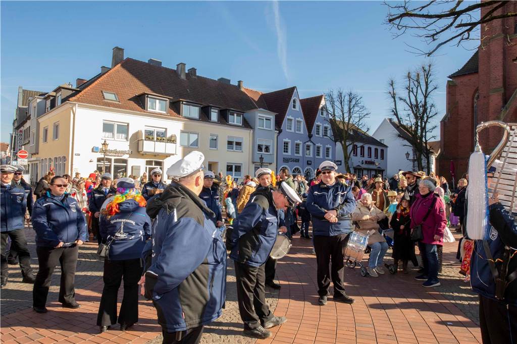 Viele liefen mit beim Kinderkarnevalszug durch Haltern, noch mehr standen am Straßenrand. Die Halterner scheinen etwas vermisst zu haben.