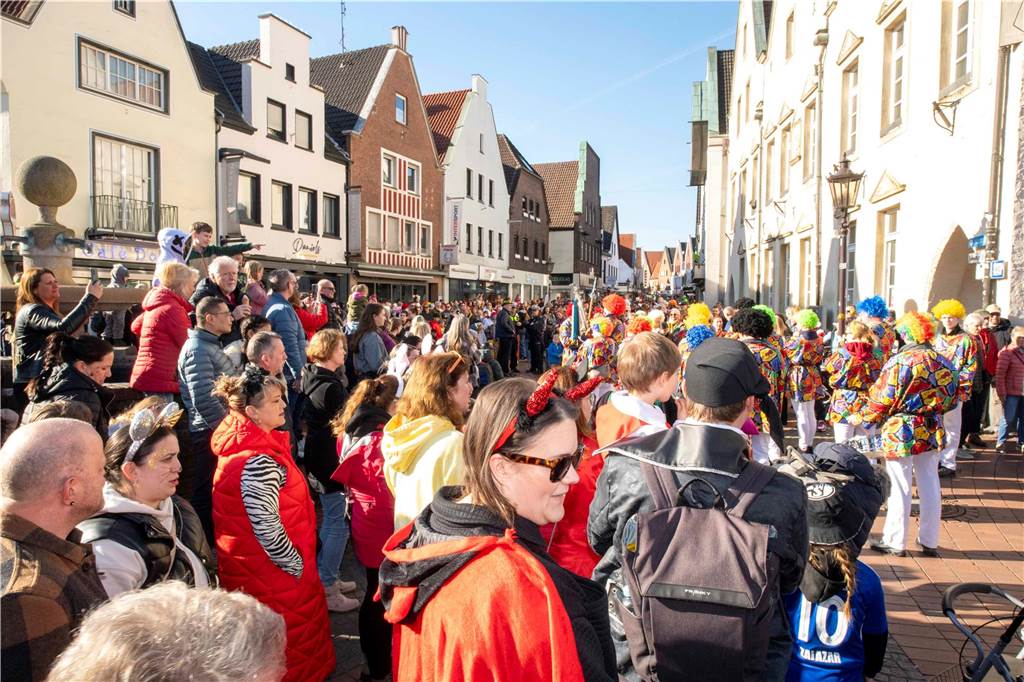 Viele liefen mit beim Kinderkarnevalszug durch Haltern, noch mehr standen am Straßenrand. Die Halterner scheinen etwas vermisst zu haben.