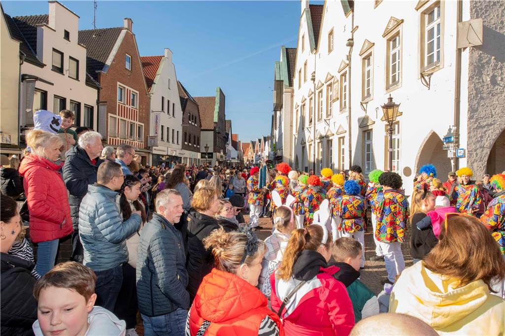Viele liefen mit beim Kinderkarnevalszug durch Haltern, noch mehr standen am Straßenrand. Die Halterner scheinen etwas vermisst zu haben.