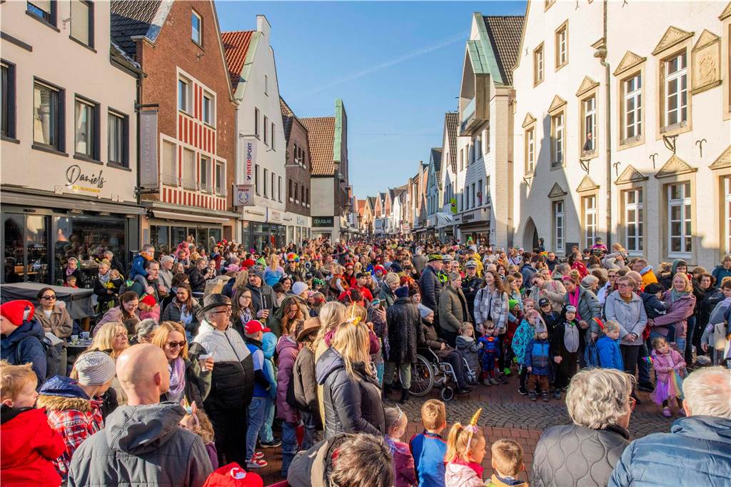 Viele liefen mit beim Kinderkarnevalszug durch Haltern, noch mehr standen am Straßenrand. Die Halterner scheinen etwas vermisst zu haben.