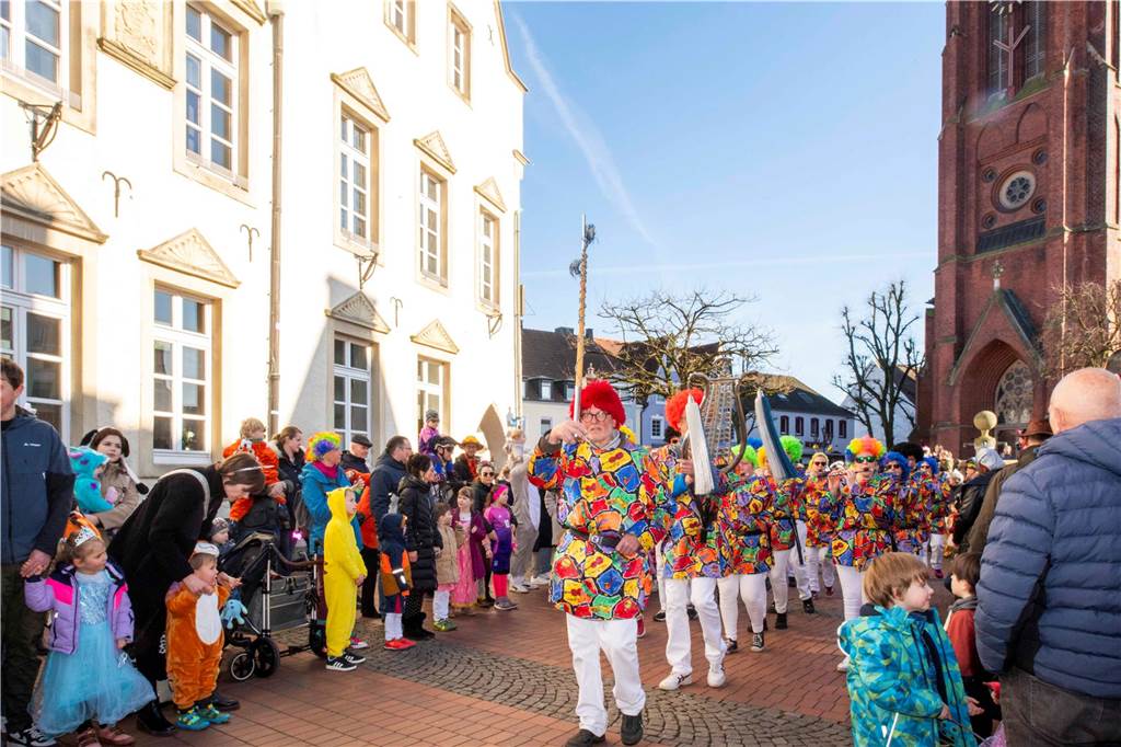 Viele liefen mit beim Kinderkarnevalszug durch Haltern, noch mehr standen am Straßenrand. Die Halterner scheinen etwas vermisst zu haben.