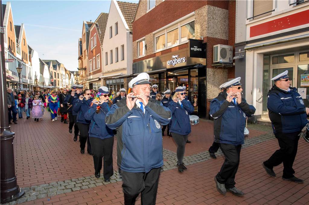 Viele liefen mit beim Kinderkarnevalszug durch Haltern, noch mehr standen am Straßenrand. Die Halterner scheinen etwas vermisst zu haben.