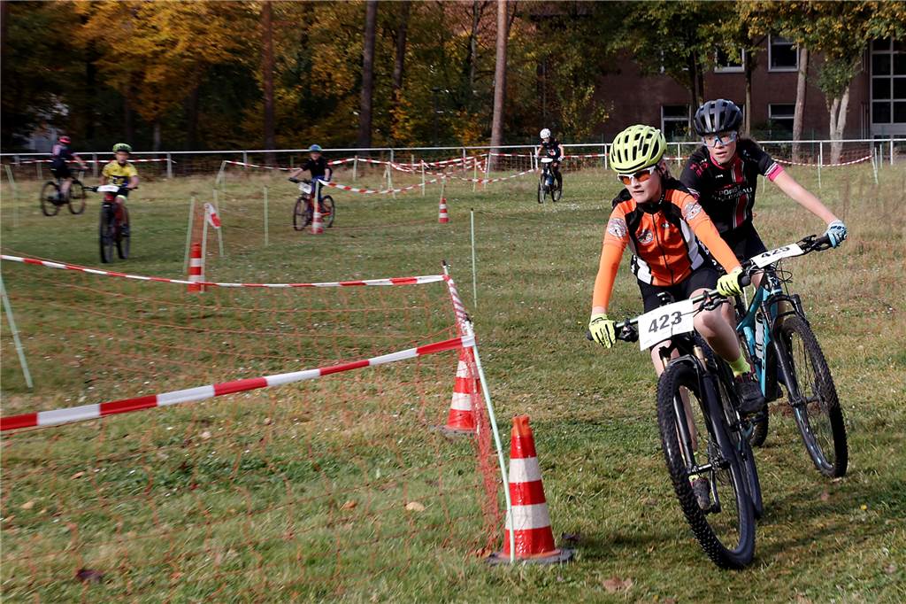 Premiere: Gelände der Haard-Klinik wurde Mountainbike-Rennstrecke Viele Mädchen gingen mit auf die Strecke.