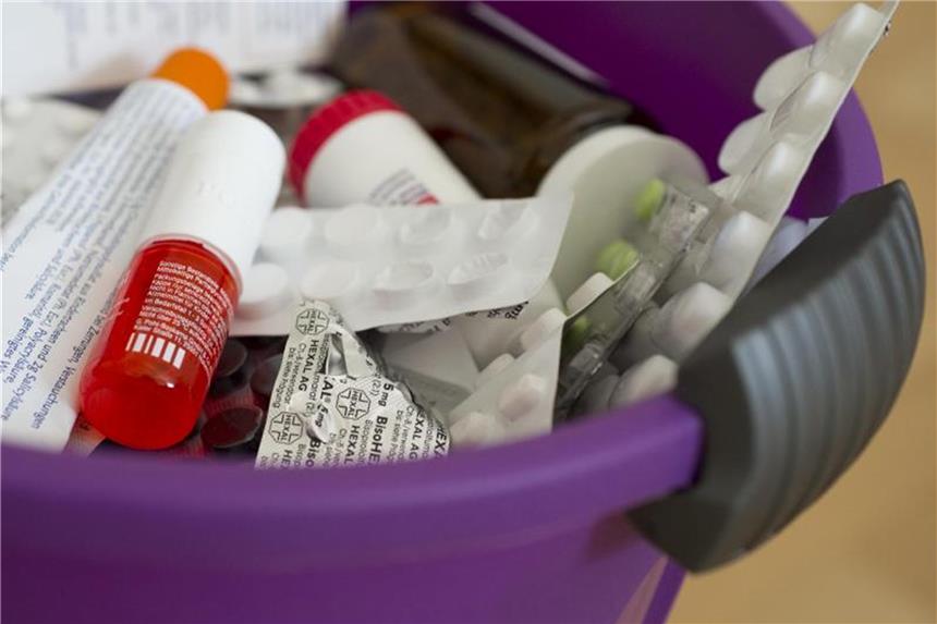 Übrig gebliebene Antibiotika über den Hausmüll entsorgen Viele Medikamente lassen sich im Hausmüll entsorgen. In der Toilette herunterspülen darf man sie dagegen nicht. Foto: Franziska Gabbert/dpa-tmn