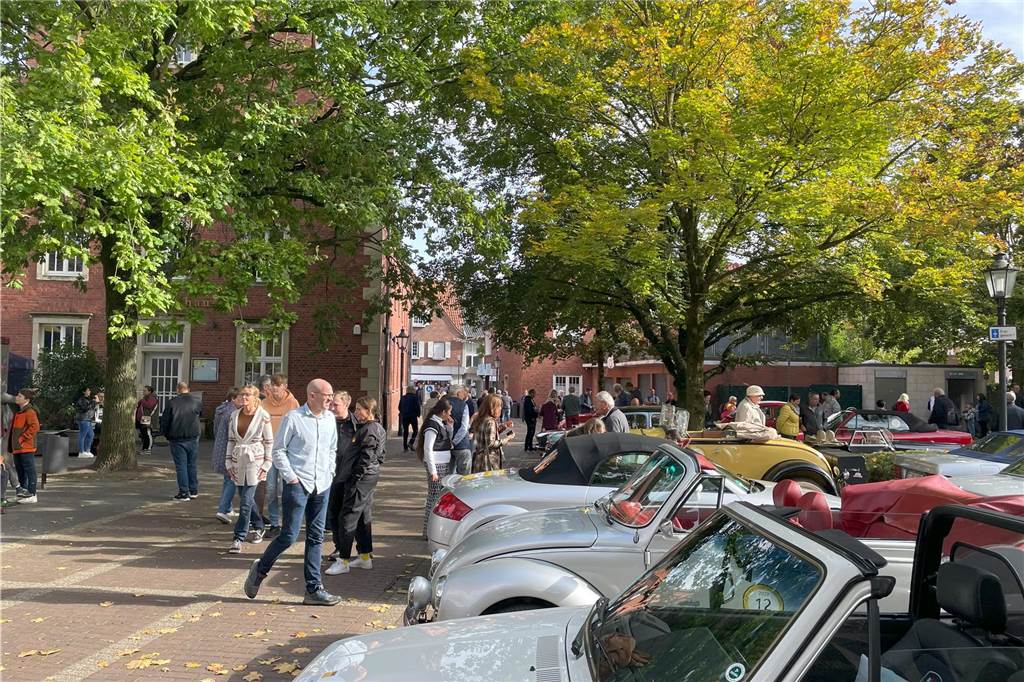 Viele Menschen bestaunten die alten Fahrzeuge