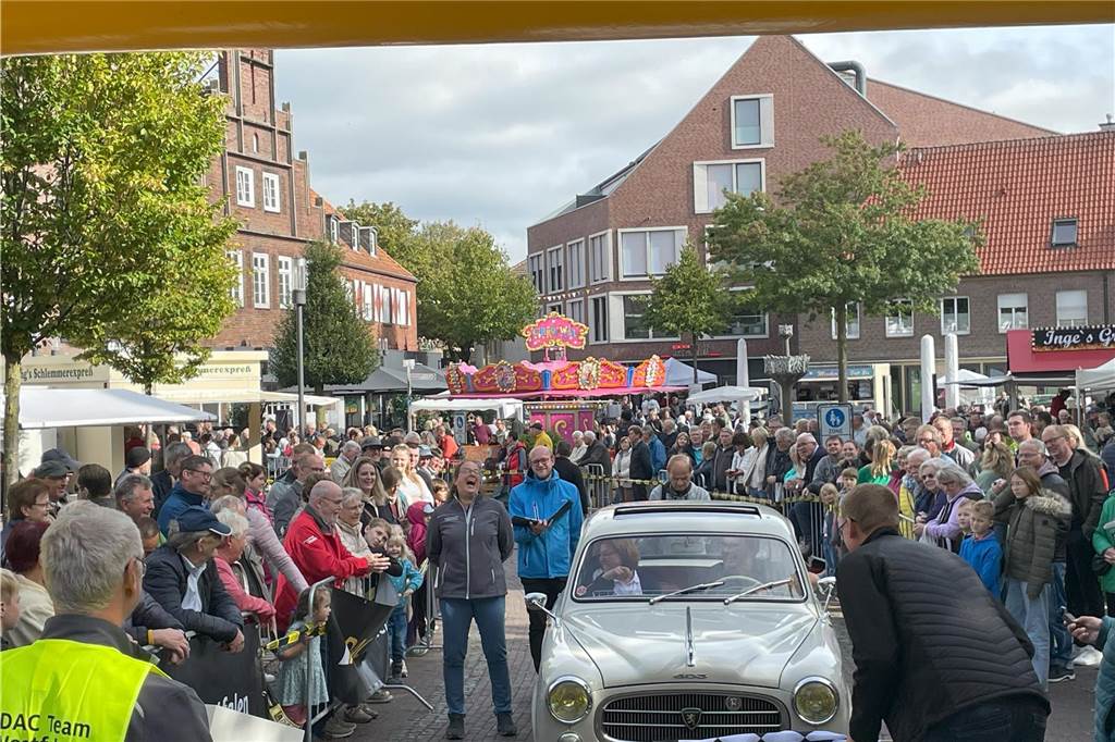 Viele Menschen bestaunten die alten Fahrzeuge