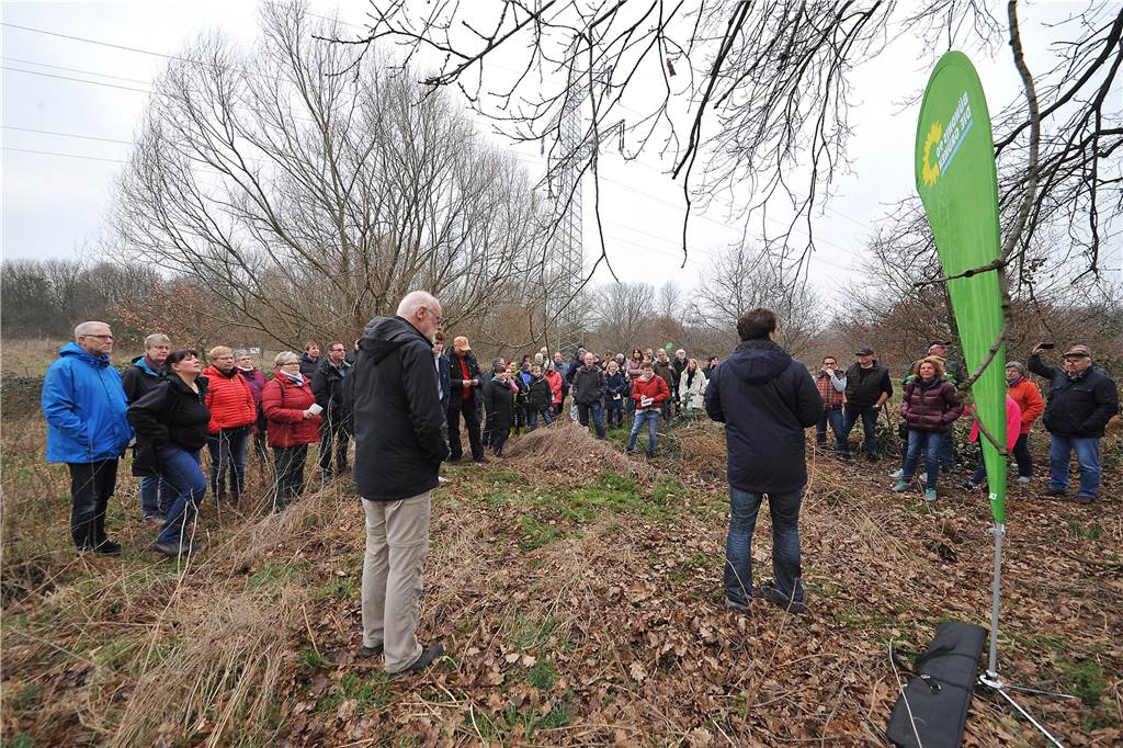 Die alte Eiche an der Heerstraße und der Kampf um ihr Leben Viele Menschen hatten sich am Samstag auf Einladung der Grünen an der alten Eiche eingefunden.