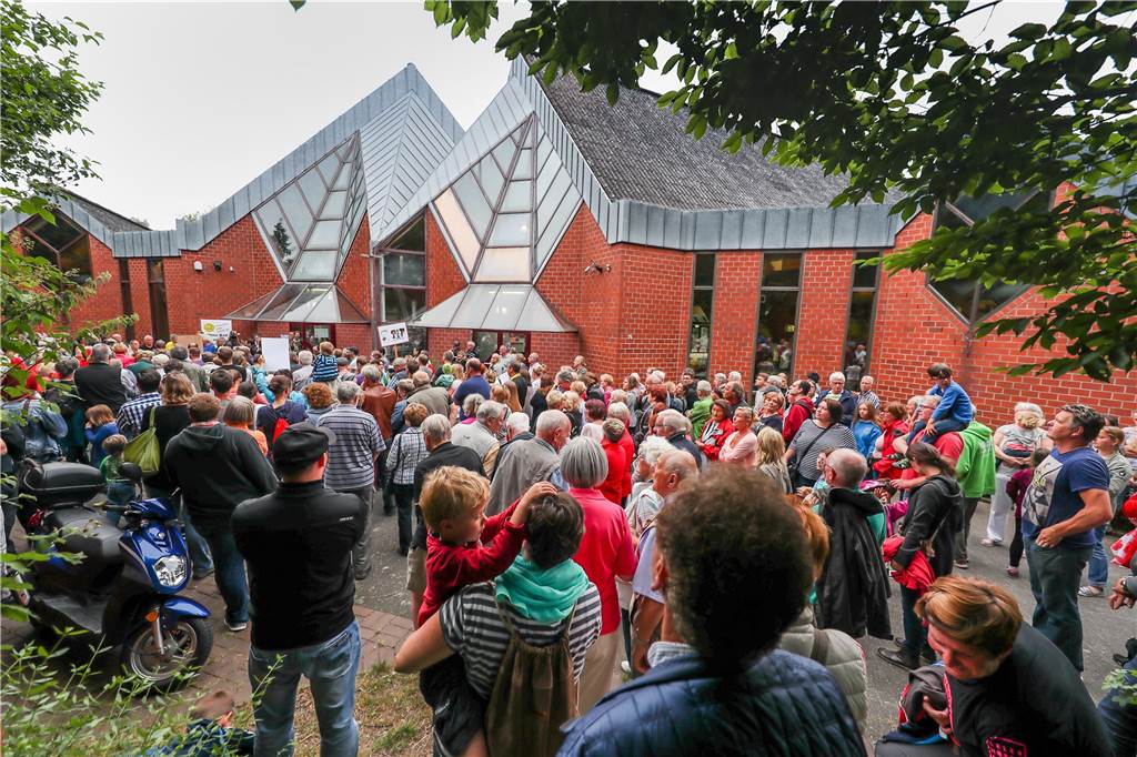 Letzter Versuch: Dorstfelder Politiker wollen Hallenbad-Neubau in Wischlingen verhindern Viele Menschen hatten sich im Herbst 2014 vor dem Hallenbad versammelt, um zu protestieren.