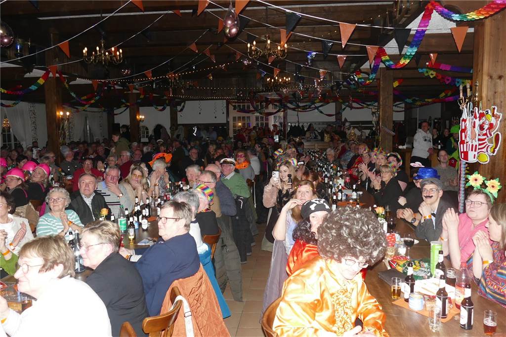 Großartige Stimmung beim Graeser Kolping-Büttabend Menschen feiern in Kostümen