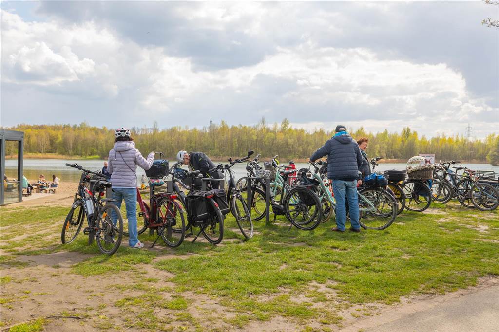 Viele Menschen kamen mit dem Rad zum See. 