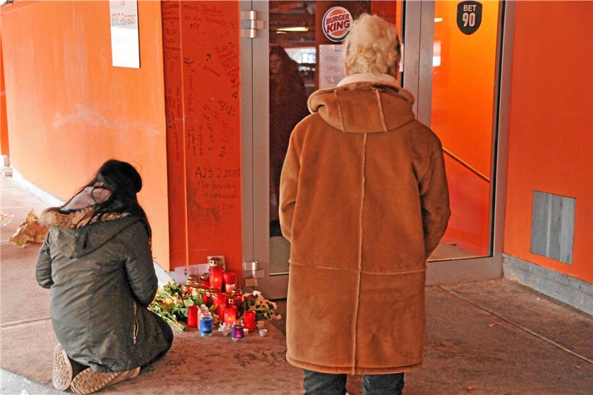 Last der vielen Fragen erdrückt Hörder Jugendliche Viele Menschen kamen zum Trauern an die Unglücksstelle.