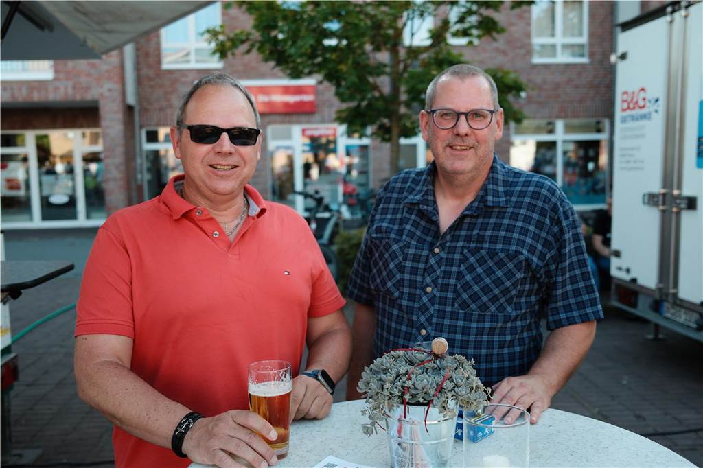 Viele Menschen kamen zum Wein- und Bierfest auf dem Willy-Brandt-Platz in Selm und hatten ihren Spaß.