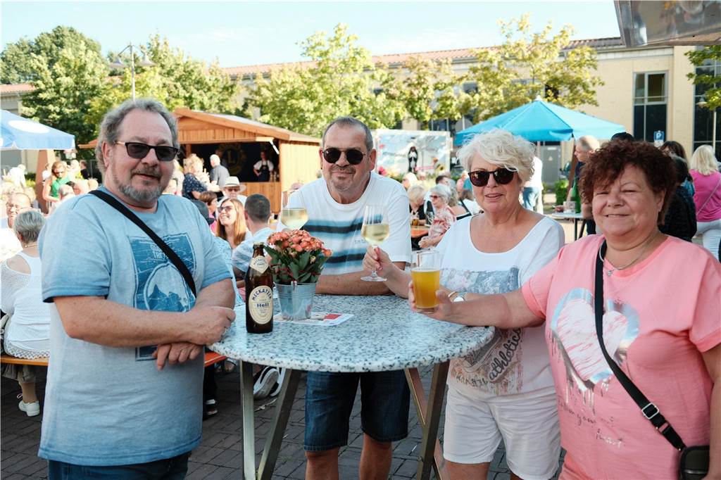 Viele Menschen kamen zum Wein- und Bierfest auf dem Willy-Brandt-Platz in Selm und hatten ihren Spaß.