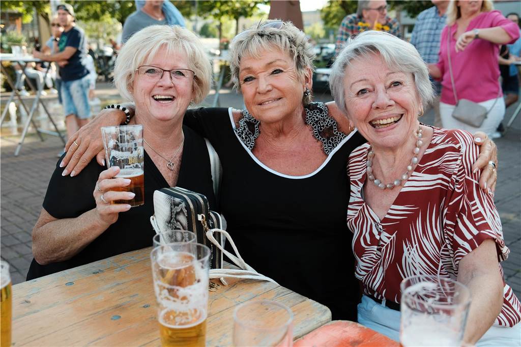 Viele Menschen kamen zum Wein- und Bierfest auf dem Willy-Brandt-Platz in Selm und hatten ihren Spaß.