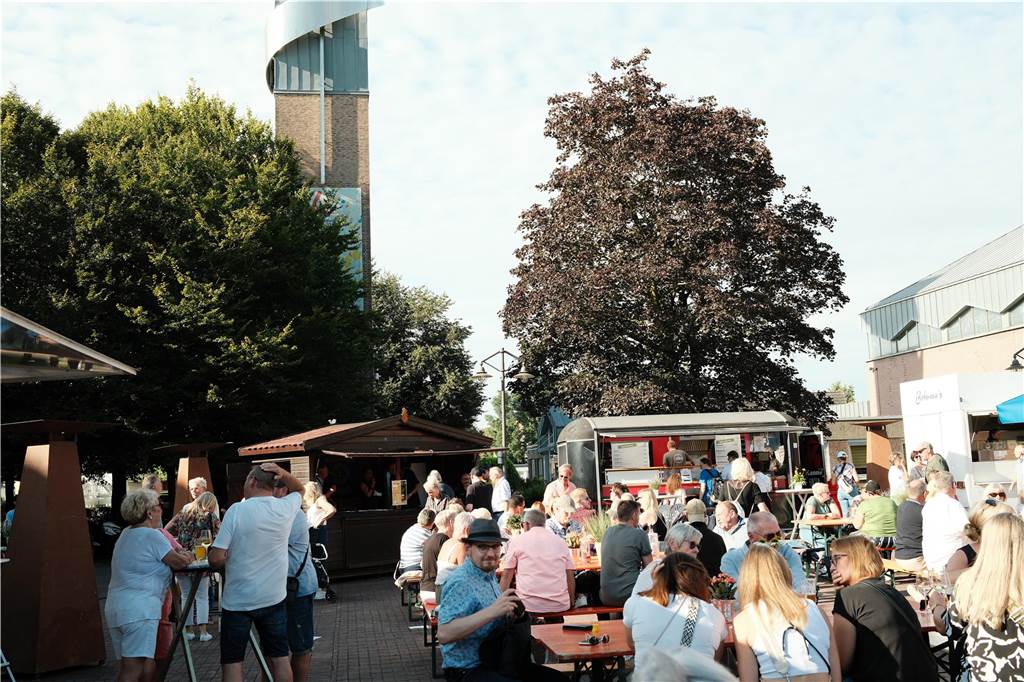 Viele Menschen kamen zum Wein- und Bierfest auf dem Willy-Brandt-Platz in Selm und hatten ihren Spaß.