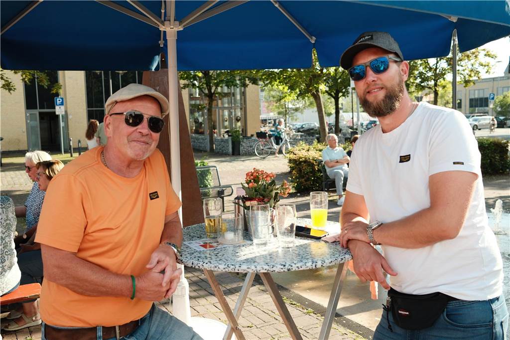 Viele Menschen kamen zum Wein- und Bierfest auf dem Willy-Brandt-Platz in Selm und hatten ihren Spaß.