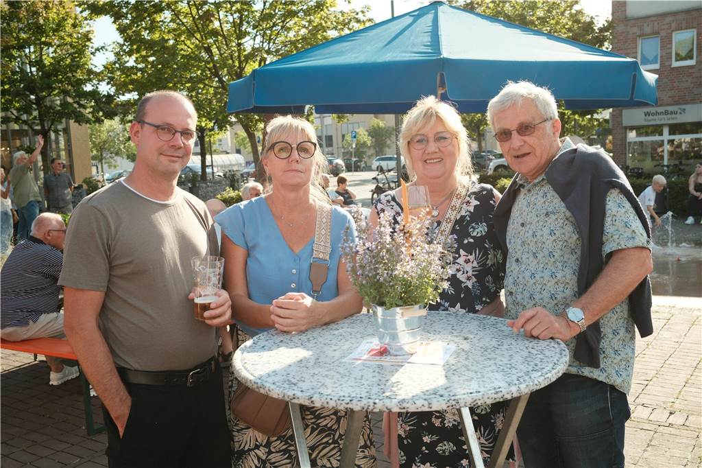 Viele Menschen kamen zum Wein- und Bierfest auf dem Willy-Brandt-Platz in Selm und hatten ihren Spaß.