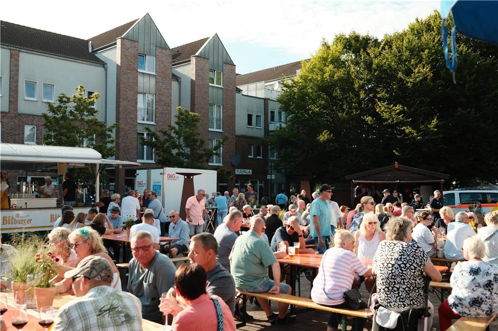 Viele Menschen kamen zum Wein- und Bierfest auf dem Willy-Brandt-Platz in Selm und hatten ihren Spaß.
