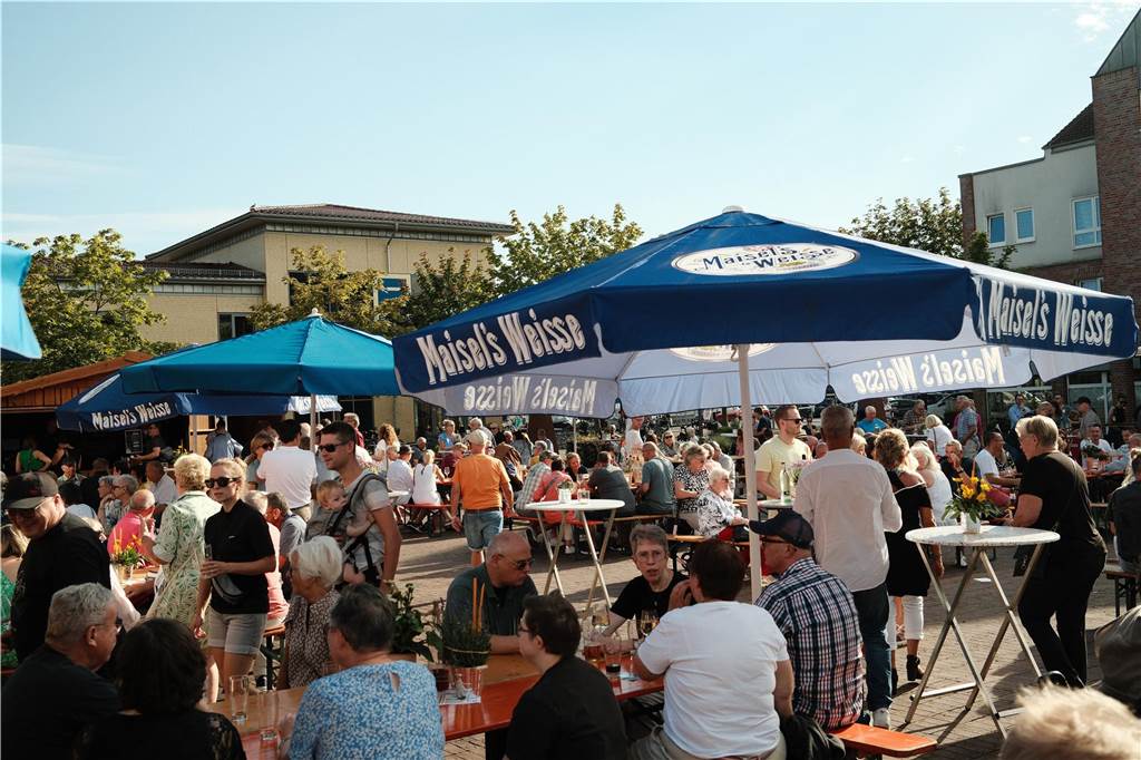 Viele Menschen kamen zum Wein- und Bierfest auf dem Willy-Brandt-Platz in Selm und hatten ihren Spaß.