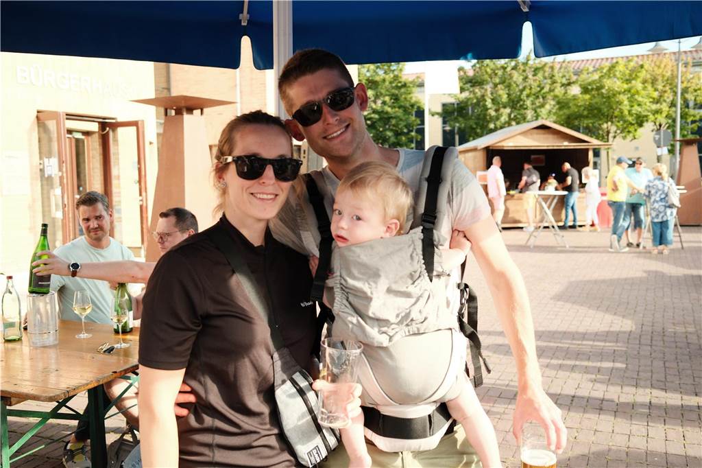 Viele Menschen kamen zum Wein- und Bierfest auf dem Willy-Brandt-Platz in Selm und hatten ihren Spaß.