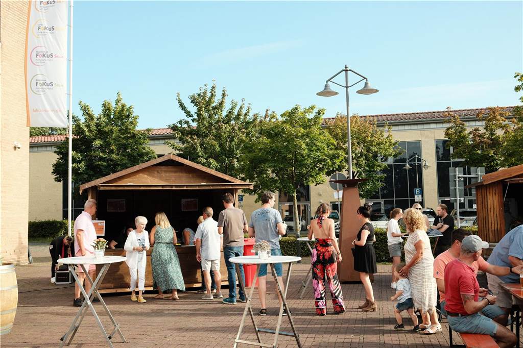 Viele Menschen kamen zum Wein- und Bierfest auf dem Willy-Brandt-Platz in Selm und hatten ihren Spaß.