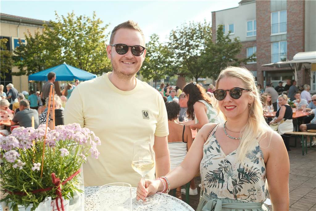 Viele Menschen kamen zum Wein- und Bierfest auf dem Willy-Brandt-Platz in Selm und hatten ihren Spaß.