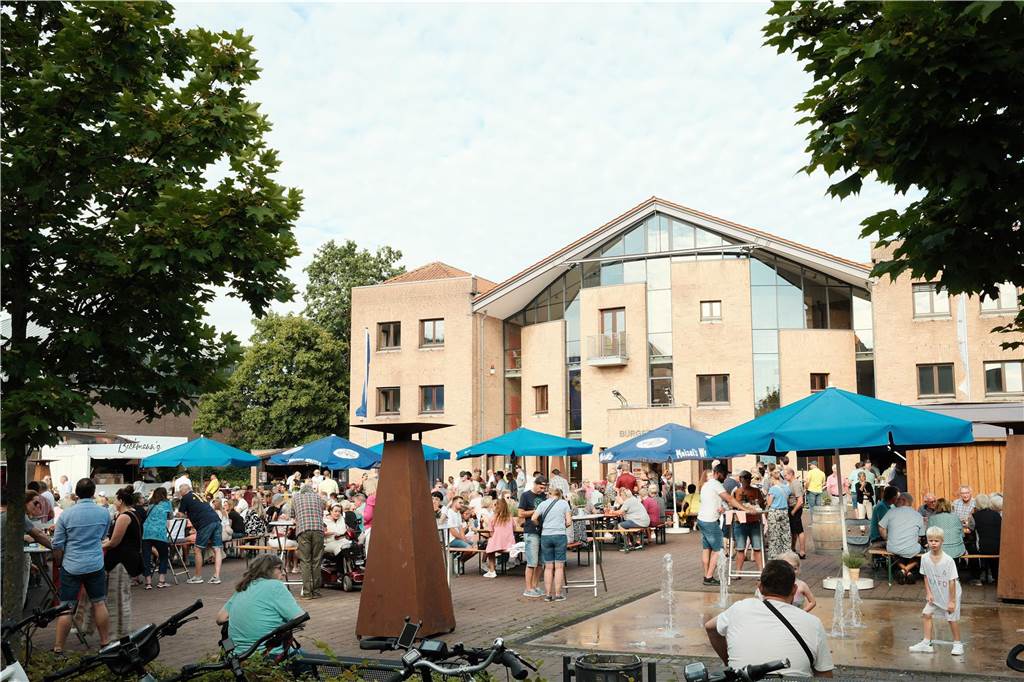 Viele Menschen kamen zum Wein- und Bierfest auf dem Willy-Brandt-Platz in Selm und hatten ihren Spaß.