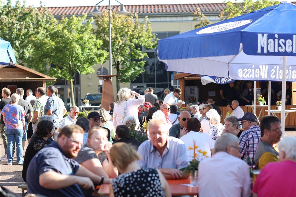 Viele Menschen kamen zum Wein- und Bierfest auf dem Willy-Brandt-Platz in Selm und hatten ihren Spaß.