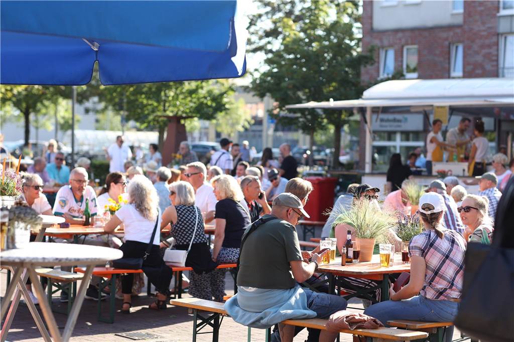 Viele Menschen kamen zum Wein- und Bierfest auf dem Willy-Brandt-Platz in Selm und hatten ihren Spaß.