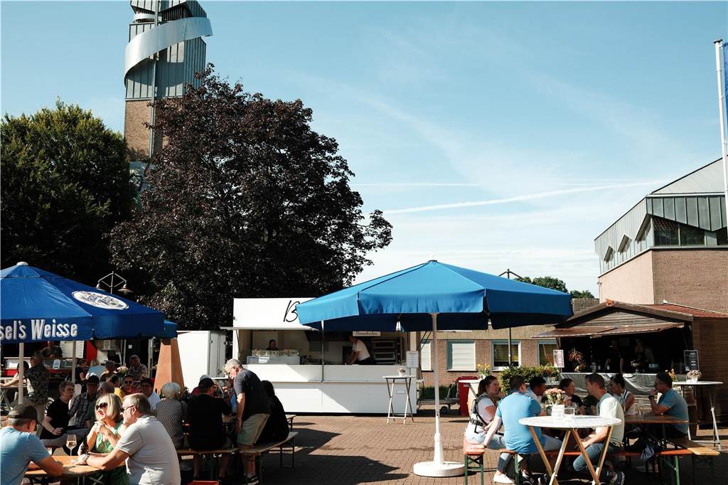 Viele Menschen kamen zum Wein- und Bierfest auf dem Willy-Brandt-Platz in Selm und hatten ihren Spaß.