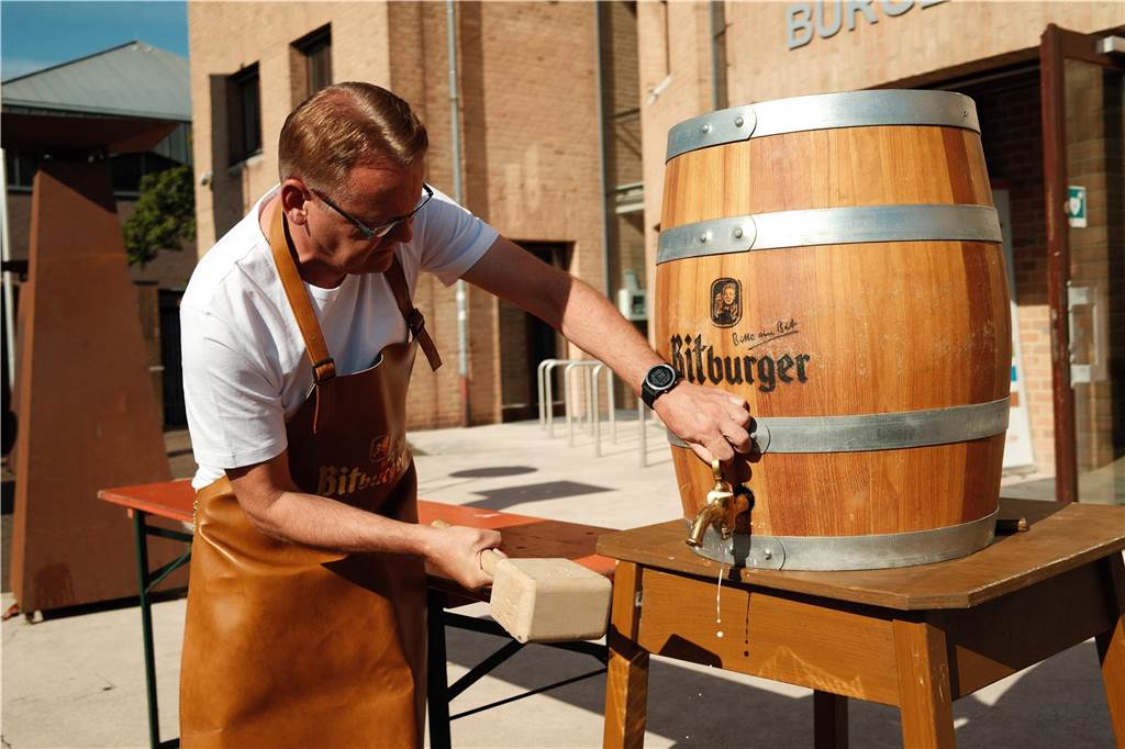 Viele Menschen kamen zum Wein- und Bierfest auf dem Willy-Brandt-Platz in Selm und hatten ihren Spaß.