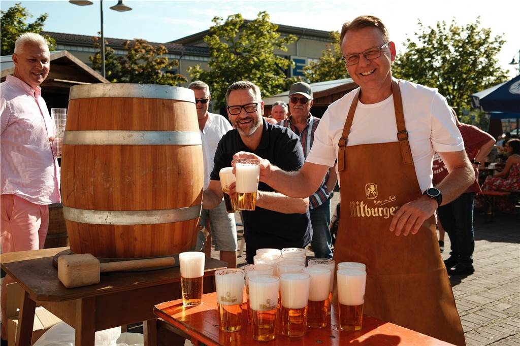 Viele Menschen kamen zum Wein- und Bierfest auf dem Willy-Brandt-Platz in Selm und hatten ihren Spaß.