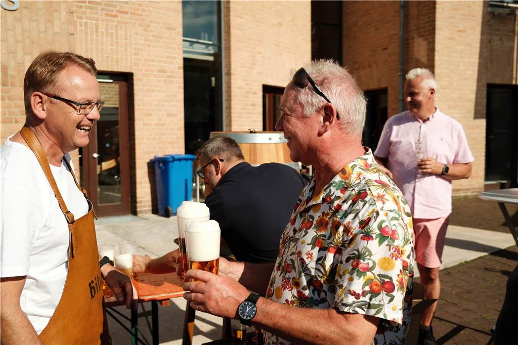 Viele Menschen kamen zum Wein- und Bierfest auf dem Willy-Brandt-Platz in Selm und hatten ihren Spaß.