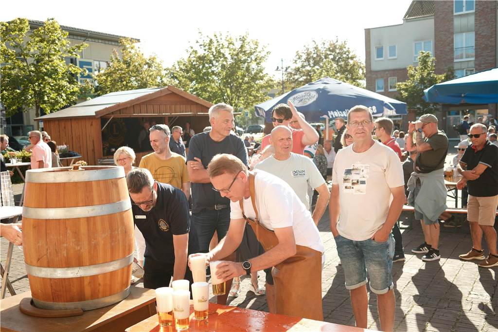 Viele Menschen kamen zum Wein- und Bierfest auf dem Willy-Brandt-Platz in Selm und hatten ihren Spaß.