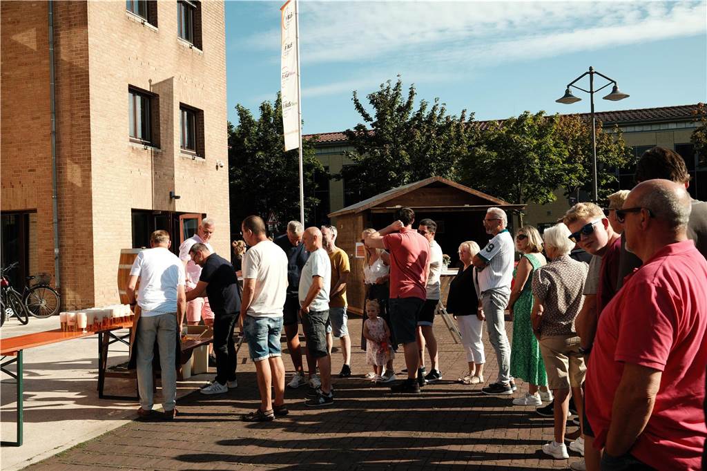Viele Menschen kamen zum Wein- und Bierfest auf dem Willy-Brandt-Platz in Selm und hatten ihren Spaß.
