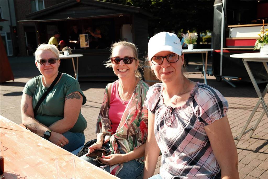 Viele Menschen kamen zum Wein- und Bierfest auf dem Willy-Brandt-Platz in Selm und hatten ihren Spaß.