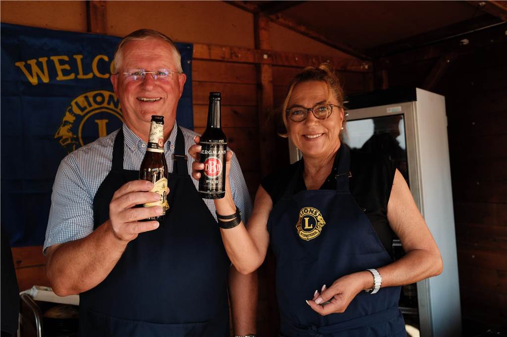 Viele Menschen kamen zum Wein- und Bierfest auf dem Willy-Brandt-Platz in Selm und hatten ihren Spaß.