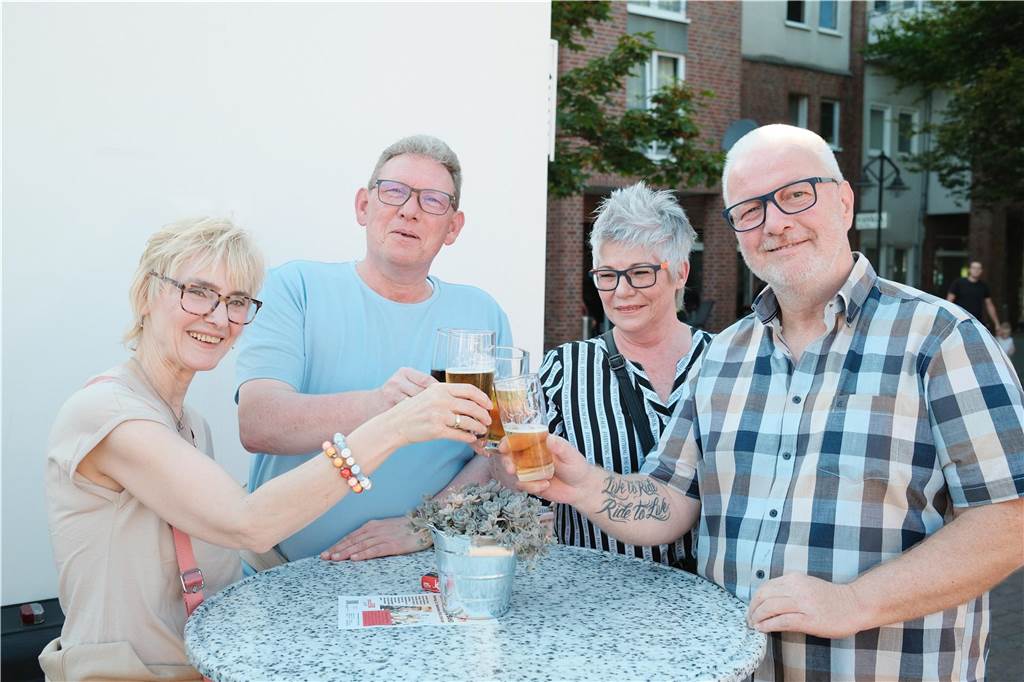 Viele Menschen kamen zum Wein- und Bierfest auf dem Willy-Brandt-Platz in Selm und hatten ihren Spaß.
