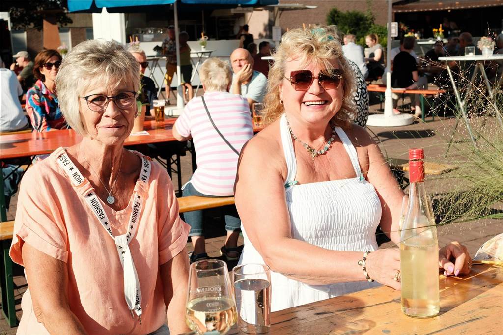 Viele Menschen kamen zum Wein- und Bierfest auf dem Willy-Brandt-Platz in Selm und hatten ihren Spaß.
