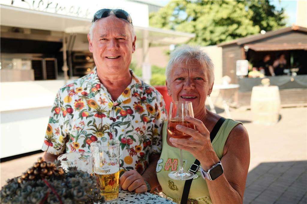 Viele Menschen kamen zum Wein- und Bierfest auf dem Willy-Brandt-Platz in Selm und hatten ihren Spaß.