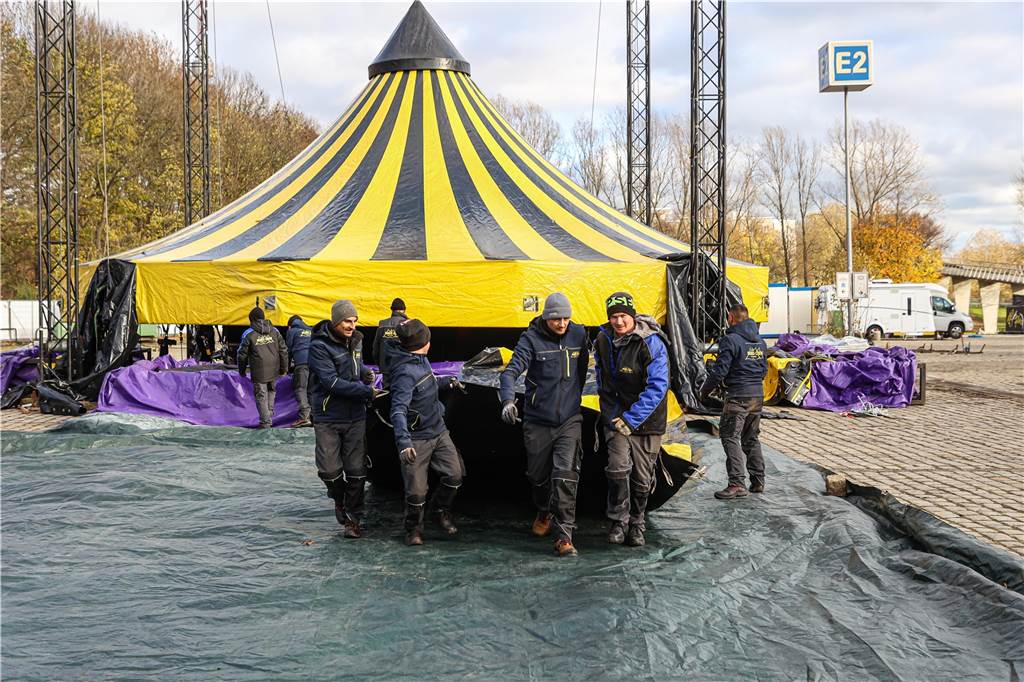 Viele Menschen müssen beim Aufbau helfen.