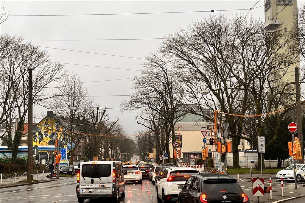 Einen Tag vor Heiligabend: Wie voll ist es in der Dortmunder City? Viele Menschen sind gerade unterwegs in die City – so wie hier auf der Lindemannstraße im Kreuzviertel.